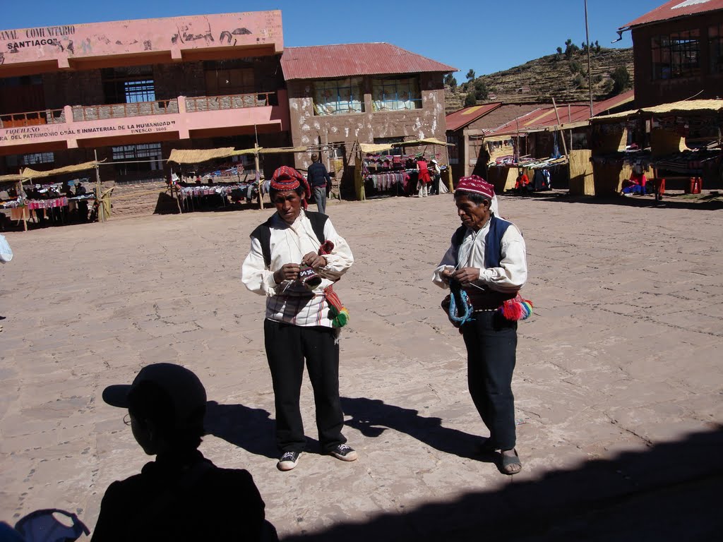 Plaza de Armas de Taquile - Tejedores by Enkarnau