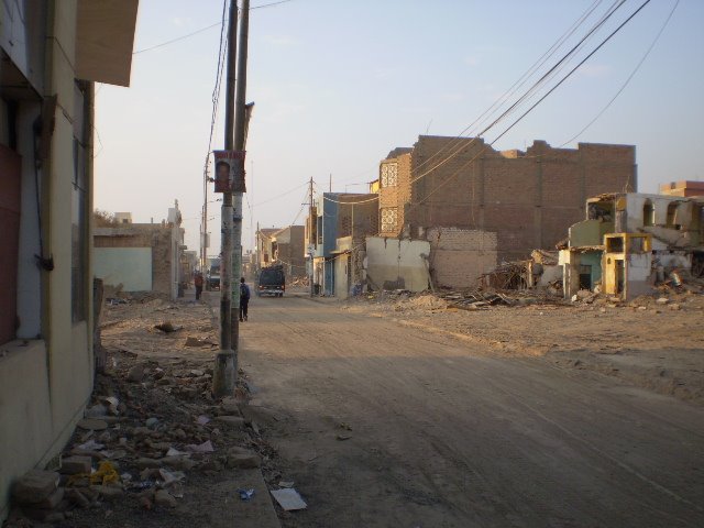 View from south of 'Calle Progreso' in Pisco Town, 14d post earthquake by Ricardo Bandin Llanos