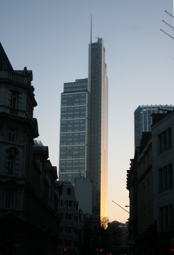 Heron Tower in the early morning sun by keepclicking