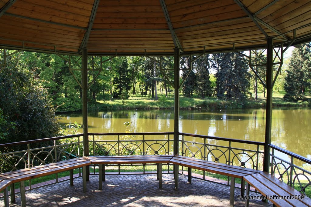 Pavillon im Botanischen Garten by Johannes H