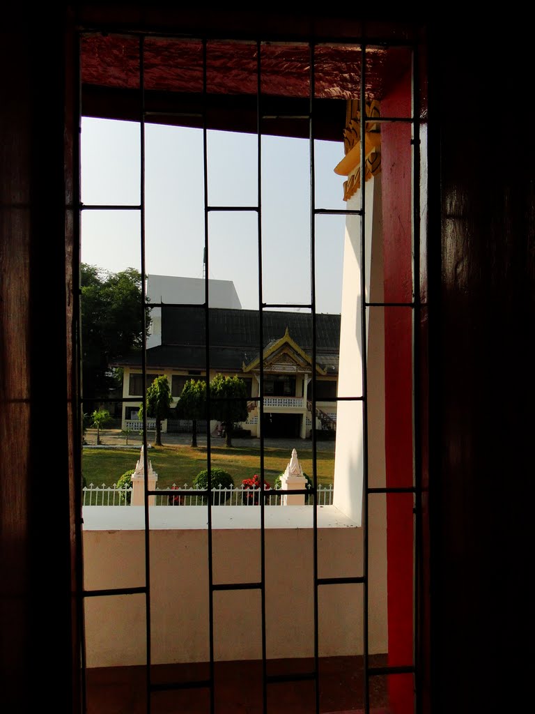 View of a Meeting Hall from inside the Temple Wat Klang Ming Muang, วัดกลางมิ่งเมือง by Thaleh