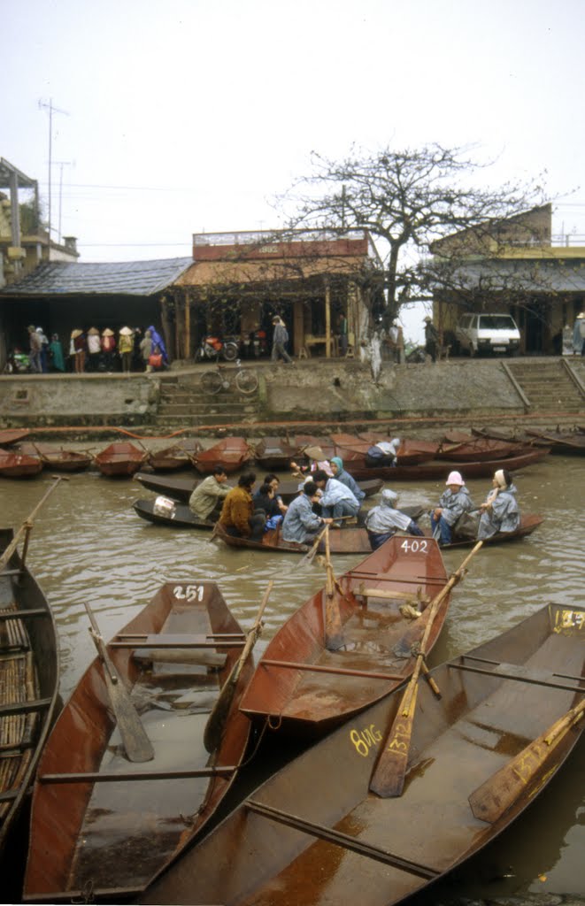 Verso la pagoda dei profumi, Làng Yến, Vietnam, Feb 1994 by Alessandro Tessari