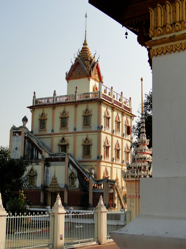 A view of the 'Castle' in Wat Klang Ming Muang, วัดกลางมิ่งเมือง by Thaleh