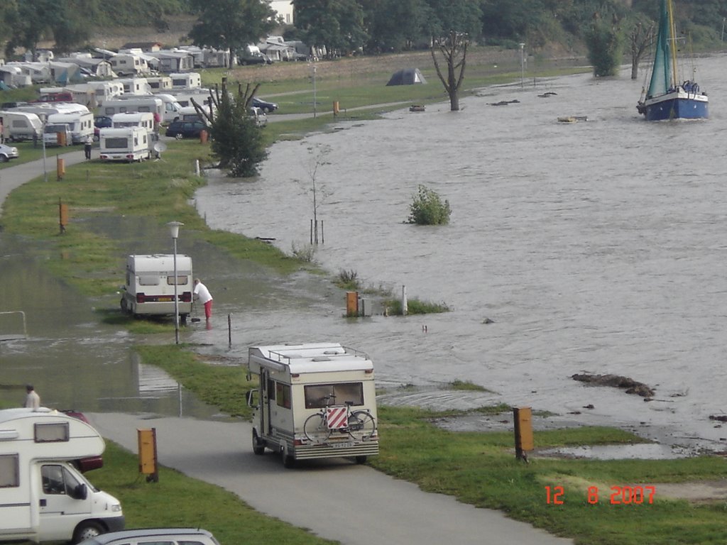 De Rijn buiten zijn oever zomer 2007 by luuc