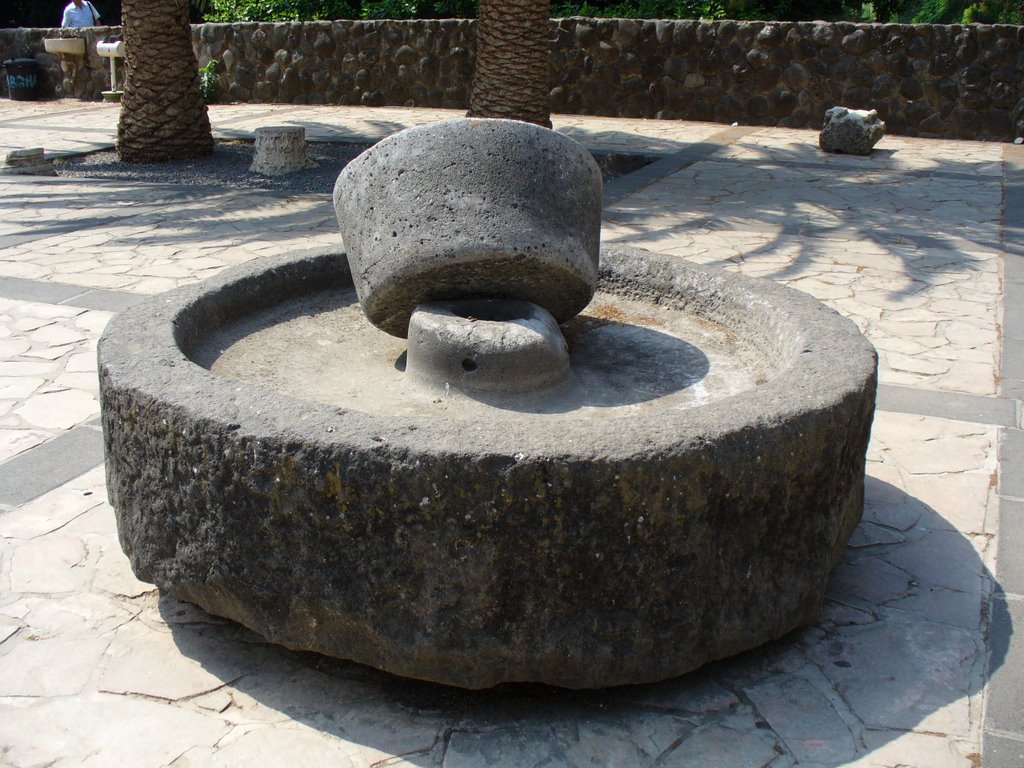 Piedra de moler en patio de Iglesia en Tabgha milagro multiplicación de los panes y los peces by Francisco Criado Alonso