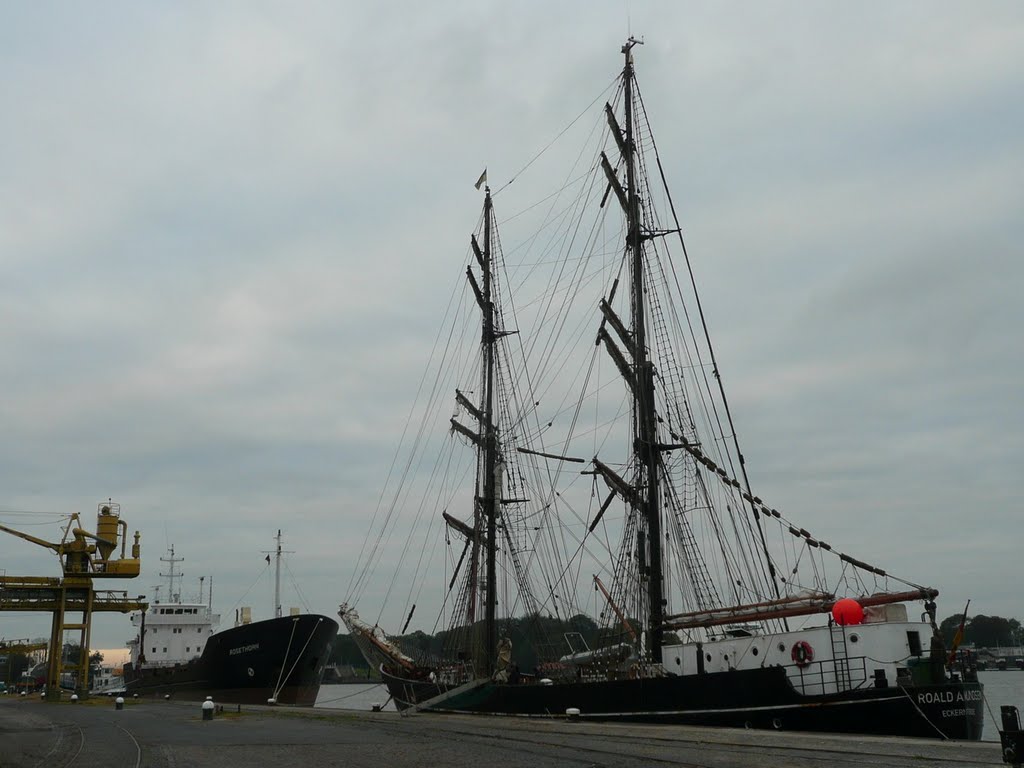 24.9.08 'ROALD AMUNDSEN' übernachtet nach NOK-Durchfahrt am Suedkai by rahsegler