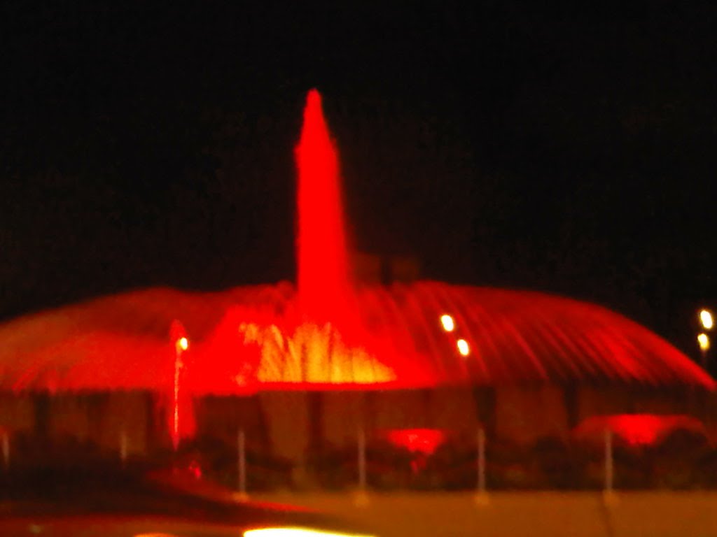 Fuente de la Plaza Venezuela, Distrito Capital, Caracas, Venezuela. by palmer_818