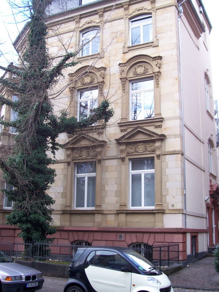 Eine Alte Fassade an der Ecke Arndt- und Westendstrasse by Dariusz Korzeniowski