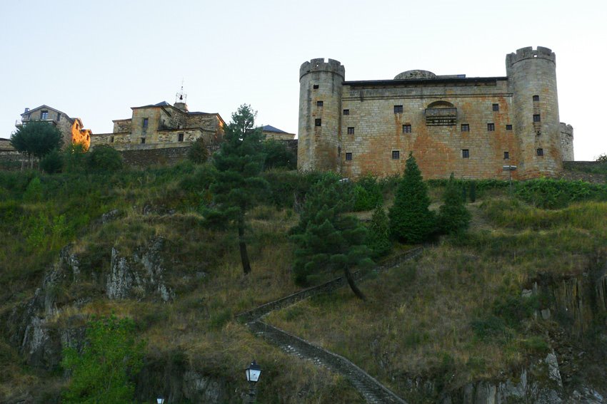 Puebla de Sanabria: Vista desde Puente del Tera, Castillo by Jose Ignacio M.G.