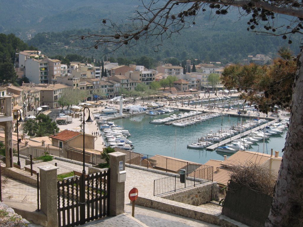 Blick auf Hafen von Port Soller by Strabon