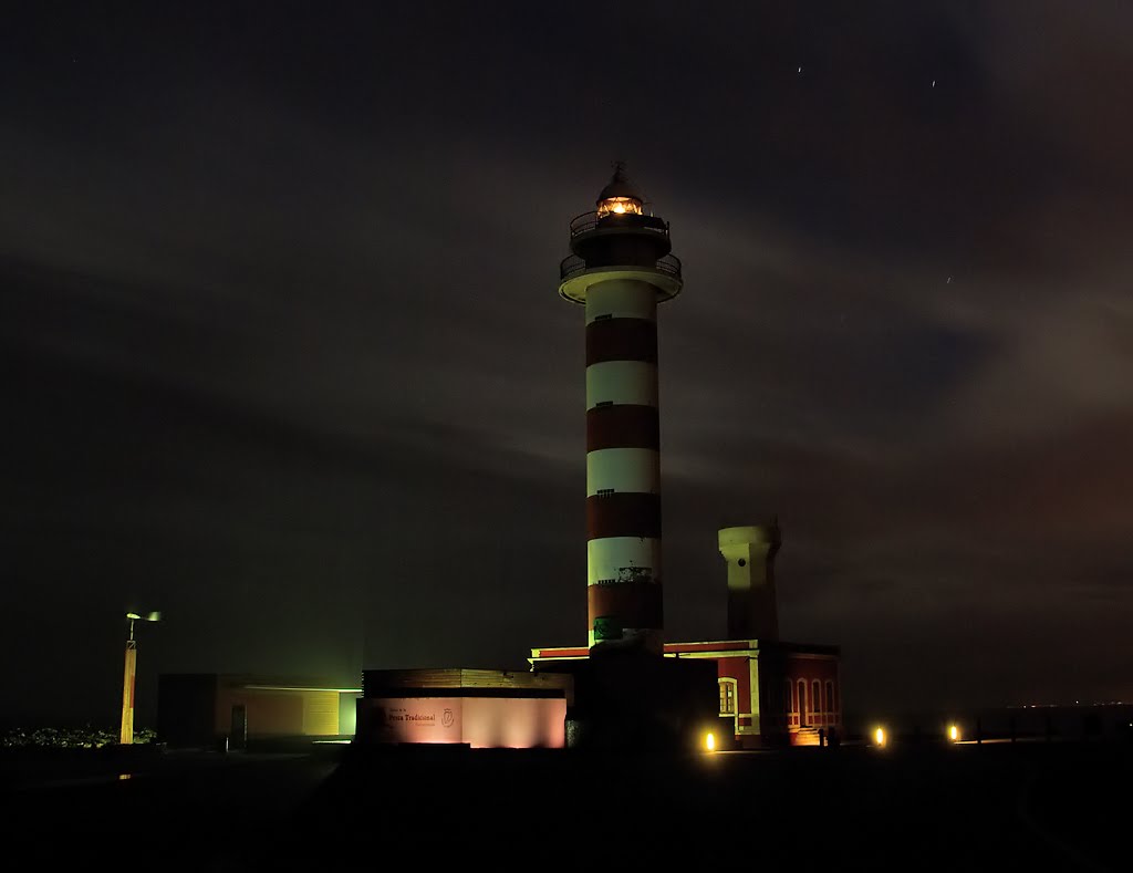 Lighthouse at night / Faro en la noche. by PEL0BA