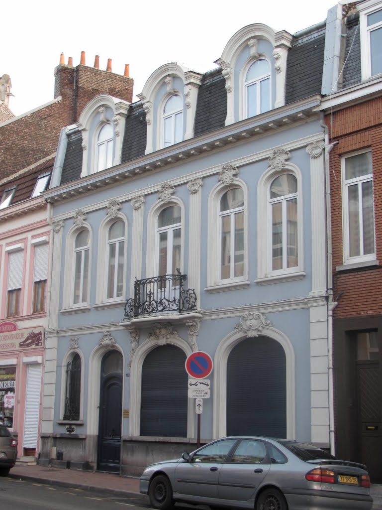 Maison bleue à côté de la cordonnerie rose (Lille) by Guy Ferdinande