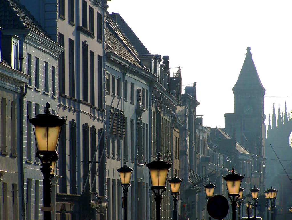 Plompetorengracht met tegenlicht door de lantarens by Geerten