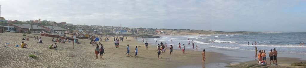 Playa nublada en Punta del Diablo by Diego Forti