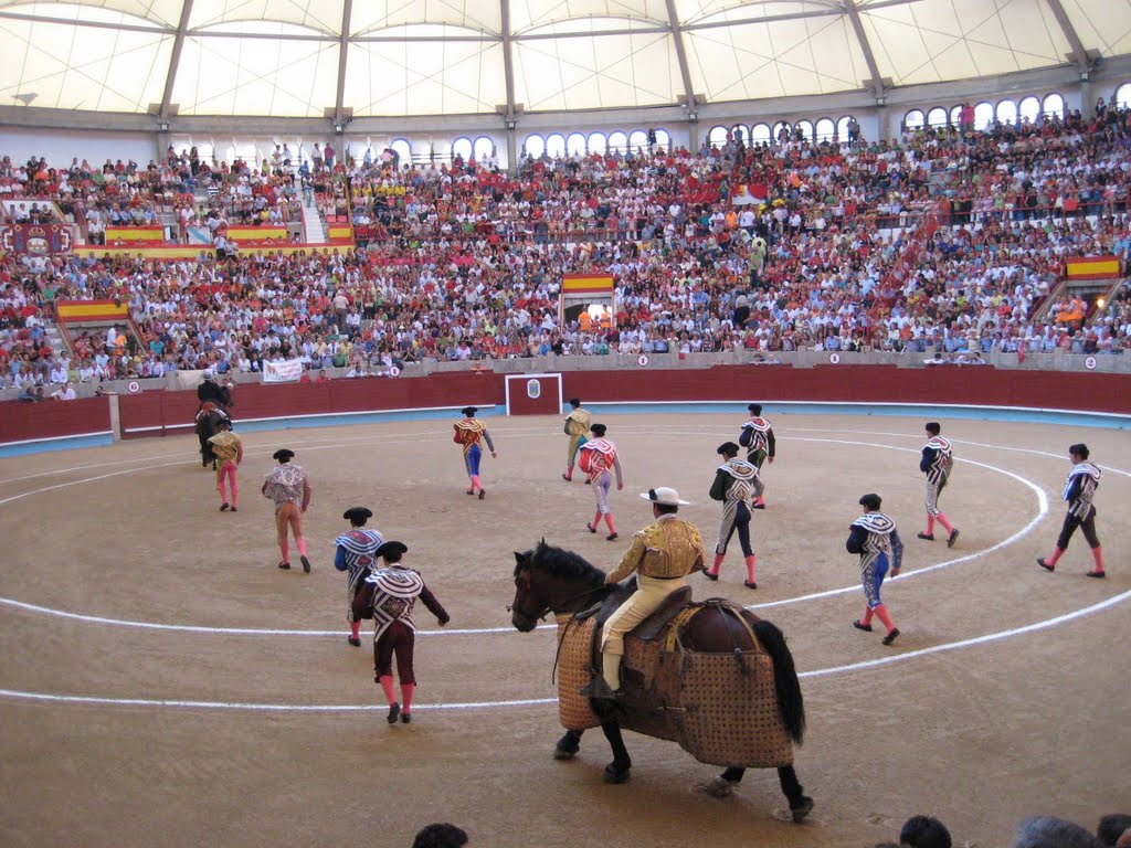 Entrada a la plaza. Plaza de Toros de Pontevedra, 09.08.2008. By Gerardo Señoráns Barcala by gerardo009