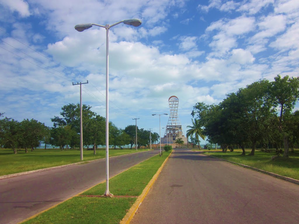 Av. Primo de Verdad y al fondo la Megaescultura. by holachetumal