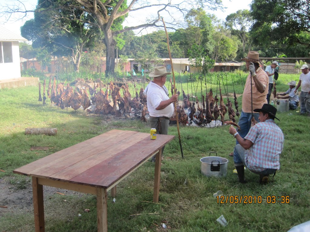 Un Banquete a lo criollo con los amigos. by Cesar  Calderon Orti…