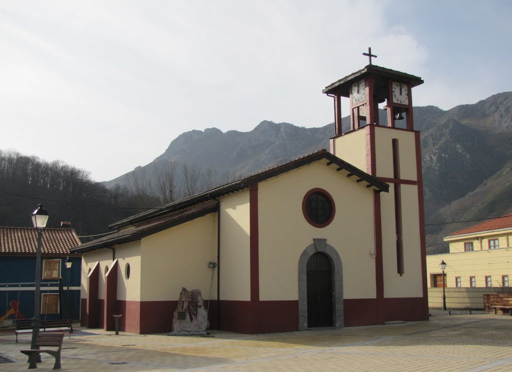 Iglesia de Rioseco, Sobrescobio. Principado de Asturias. by Valentín Enrique