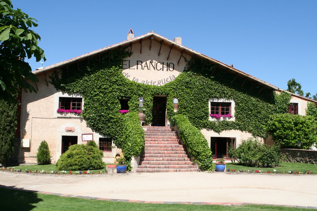 Restaurante típico de Torrecaballeros, en Segovia by R Melgar