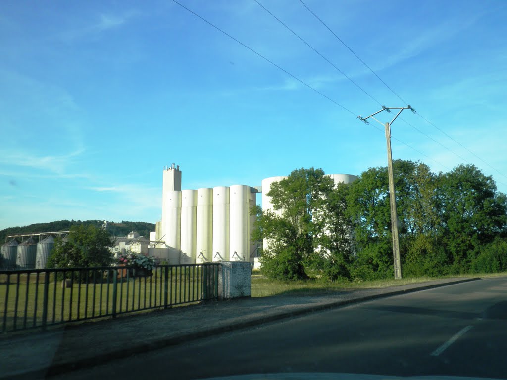 Lelijke betonnen graanopslag in Bologne (Trudi) by Trudi