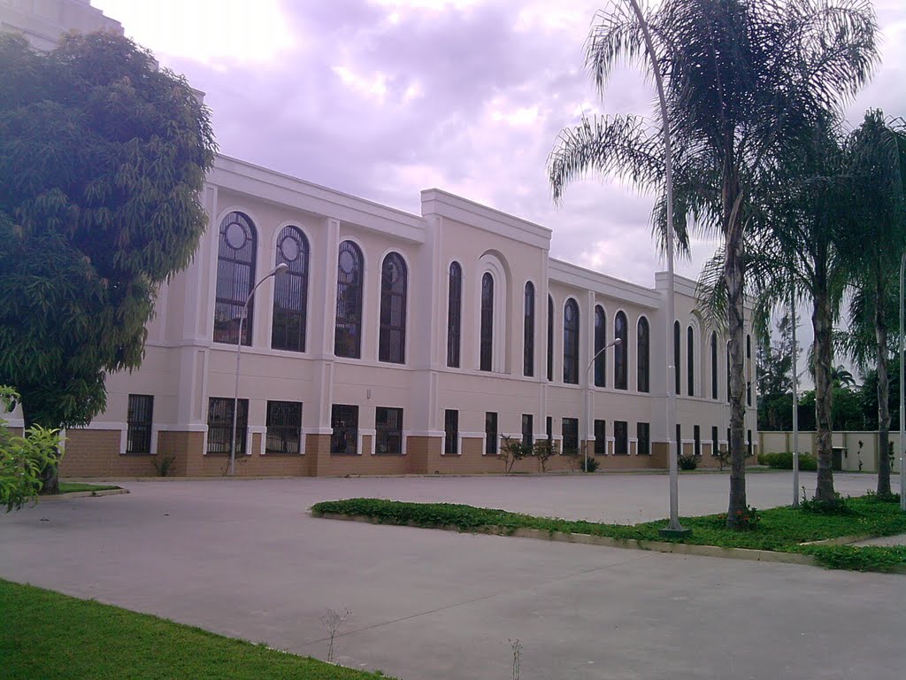 Lateral da igreja de Jesus Cristo, na freguesia-jacarepagua by Elton Souza