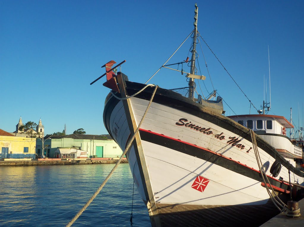 Barco no atracadouro-São José do Norte-RS-Brasil by Sergio Roig