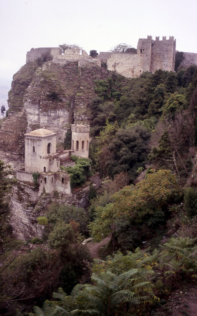 Edifici arroccati a Erice by Mario Leutner