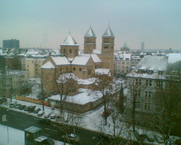 Blick auf die Kath. St.Adolfus Kirche by Jörg Edlbacher