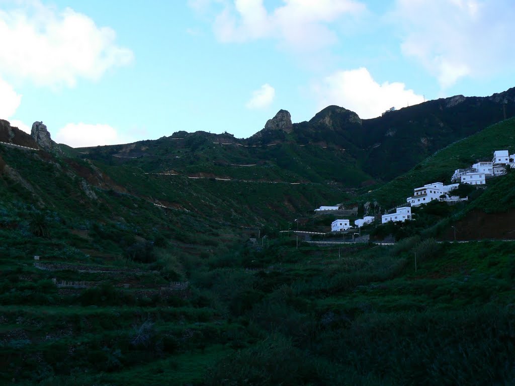 Carretera de bajada a Taganana by Pepoxtrem