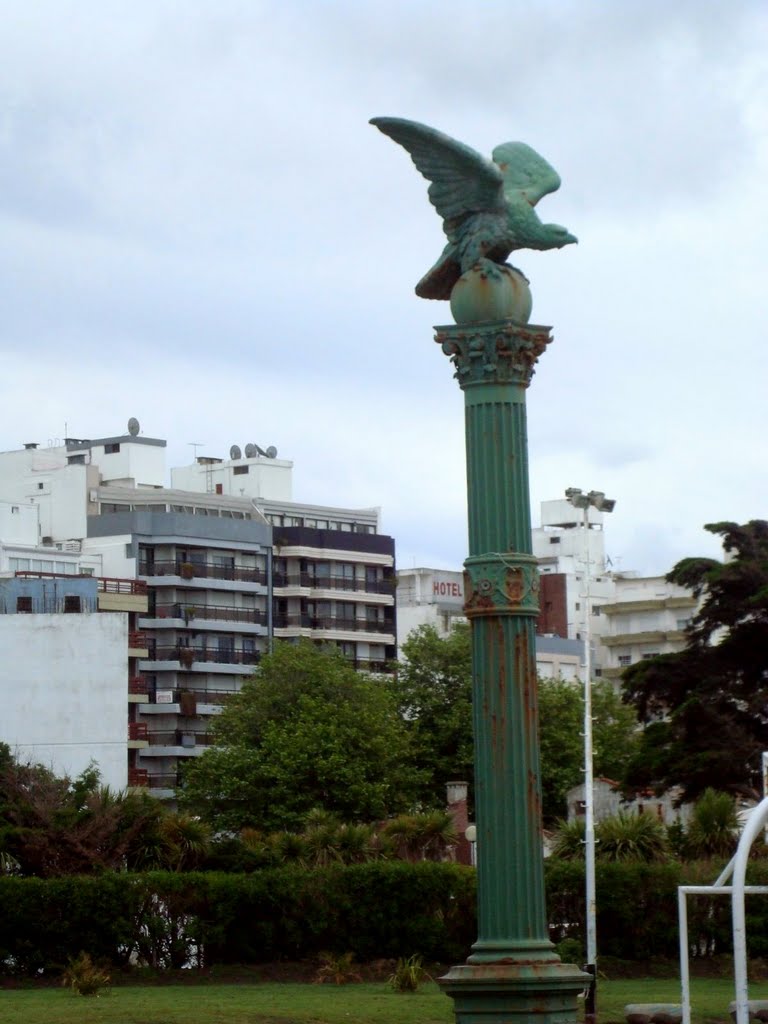 - Escultura - Plaza de Mar del Plata - Argentina los espera!!! by Ernesto Florio