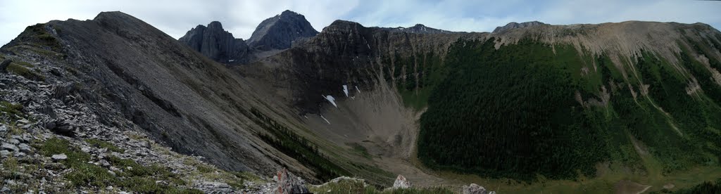 The east, south and west sections of Tent Ridge, with the Fist and Mount Smuts in the background by M Delong