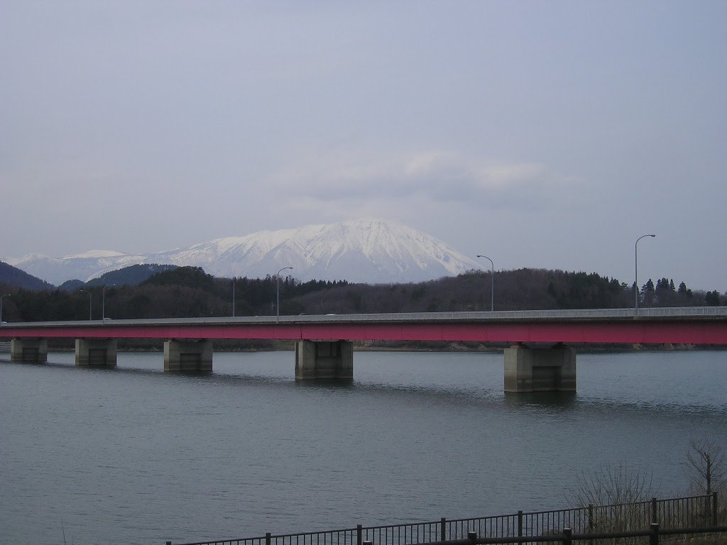 つなぎ大橋から岩手山を望む by 斉藤晃