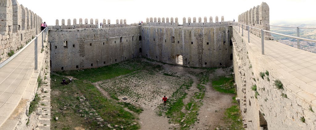 Entre murs del castell de Montgrí by Jordi Cruells Ros