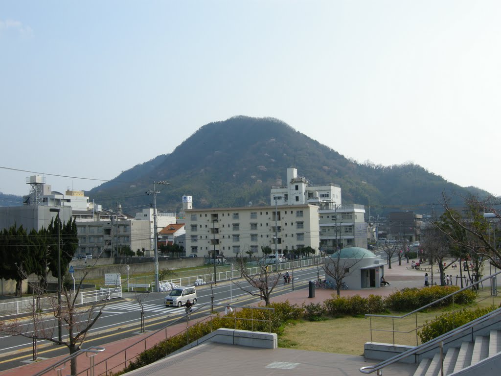 広公園から白岳山を望む by nakashingai