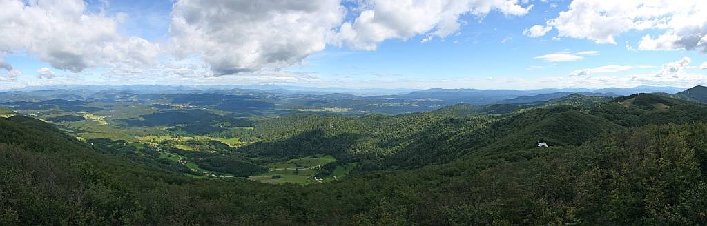 Panorama iz Javornika proti severu by Alan G