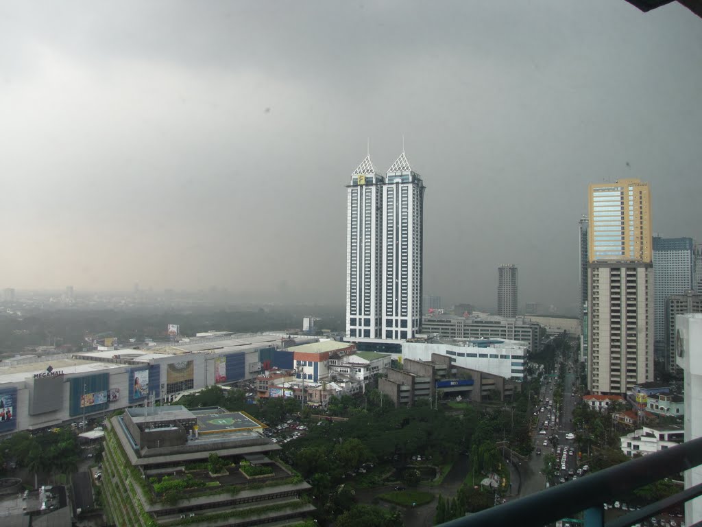 Rain Is On The Way In Manila by traveler101