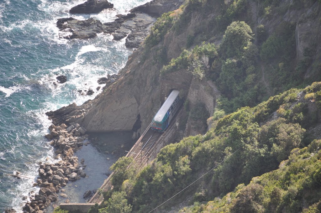 Treno scompare in una galleria delle 5 terre by roberto venturini