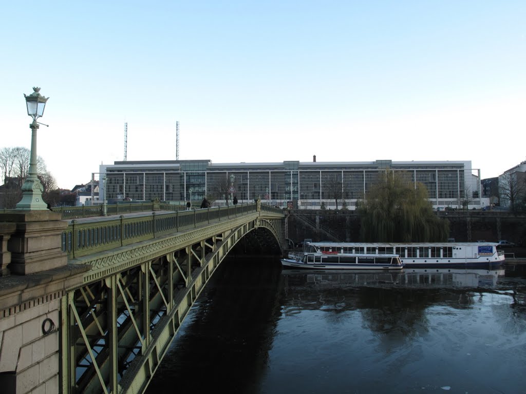 Le pont de la Motte Rouge et l'hôtel de police. by luminem