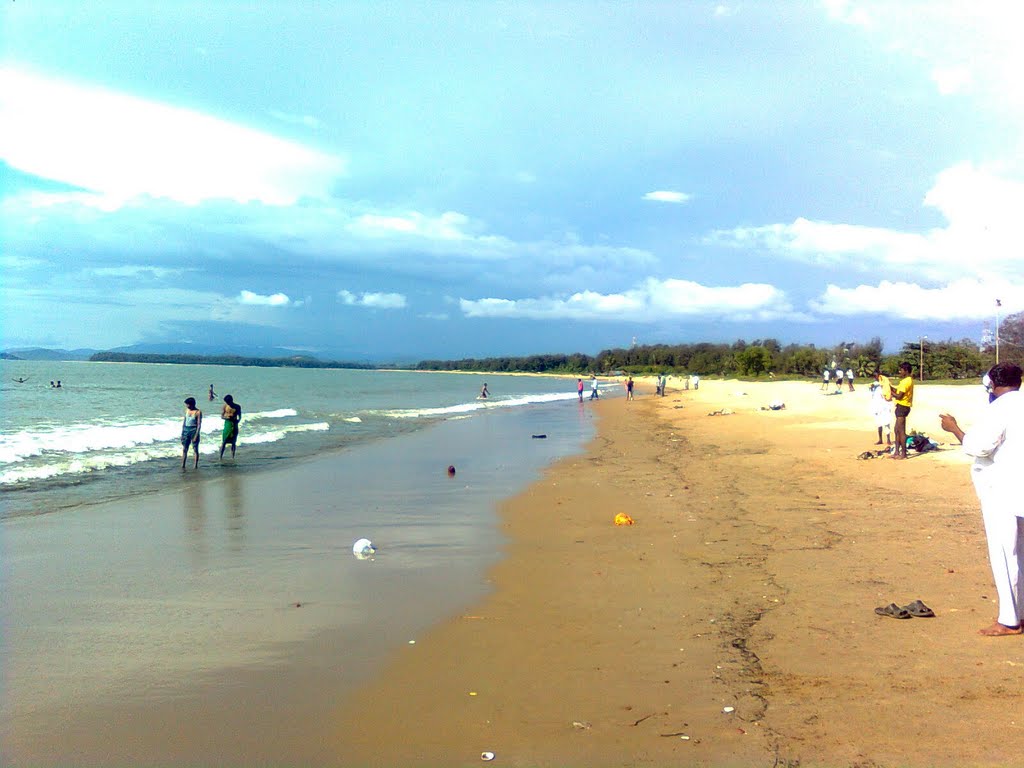 कडवाड येथील समुद्र किनारा. Beach at Karwar. by महेश कुलकर्णी MAHESH G. KULKARNI