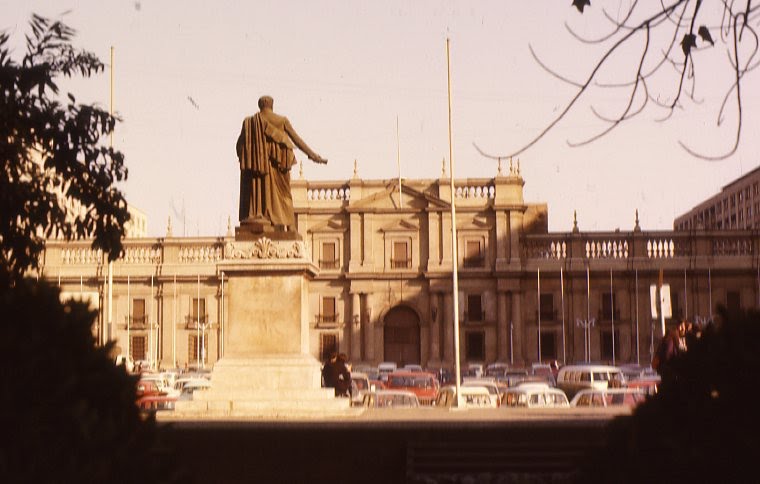 Die ausgebrannte MONEDA in Santiago de Chile (3. Südamerika-Reise 1976) by Klaus Metzger