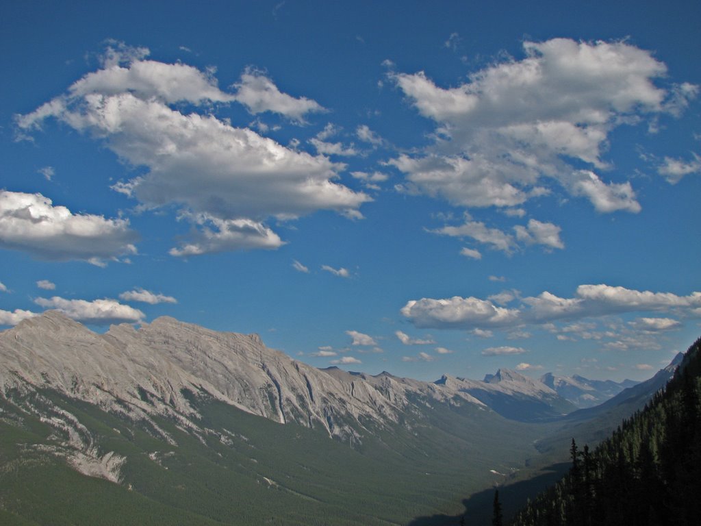 Rundle Mountain by rossrobertson