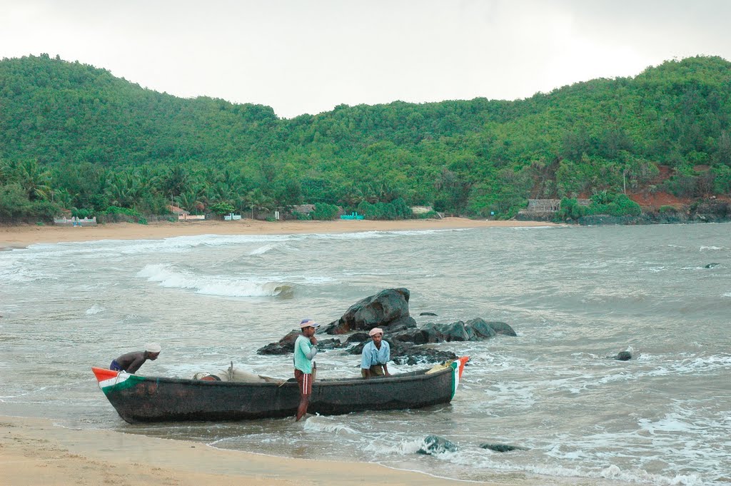 Fishermen launching their boat, Kudlee beach by Brian Pinheiro