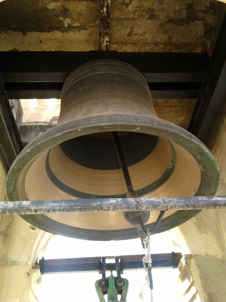 Big Bell - Bormla (Cospicua) - Church - St. Theresa (LISTEN BELLS) (http://www.youtube.com/watch?v=AH1QQzd90b0) by rayden