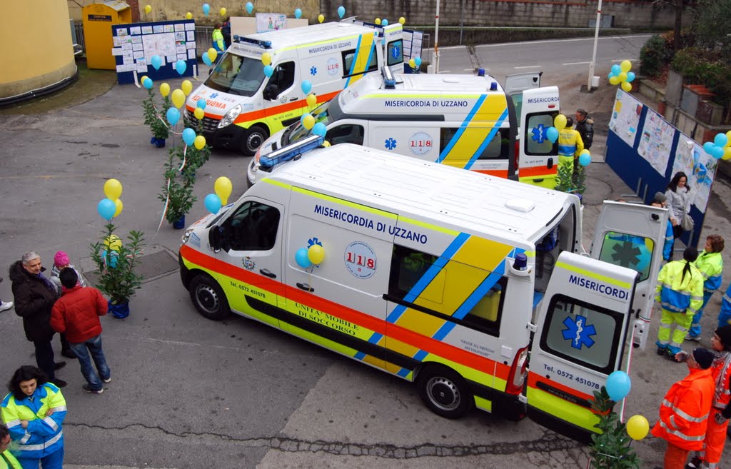 FOTO 2000 IN Panoramio: omaggio a tutto il volontariato con questa festa di inaugurazione di tre ambulanze by stefano incerpi