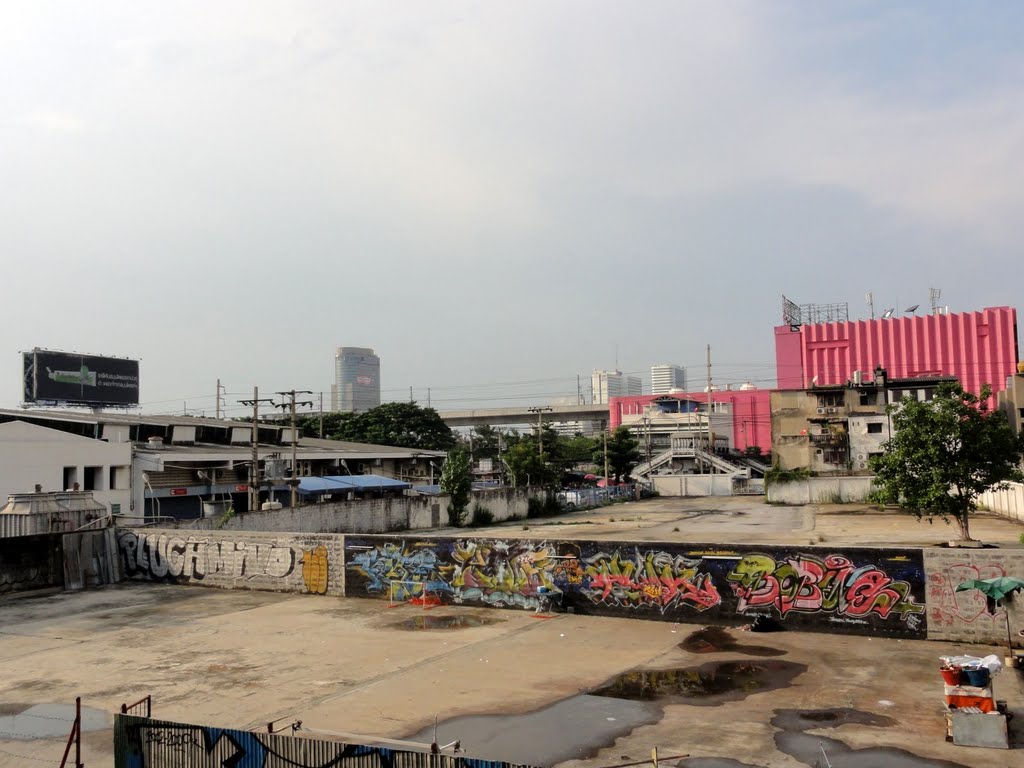 Khlong Toei Nuea, Watthana, Bangkok 10110, Thailand by Stefan Gurtner