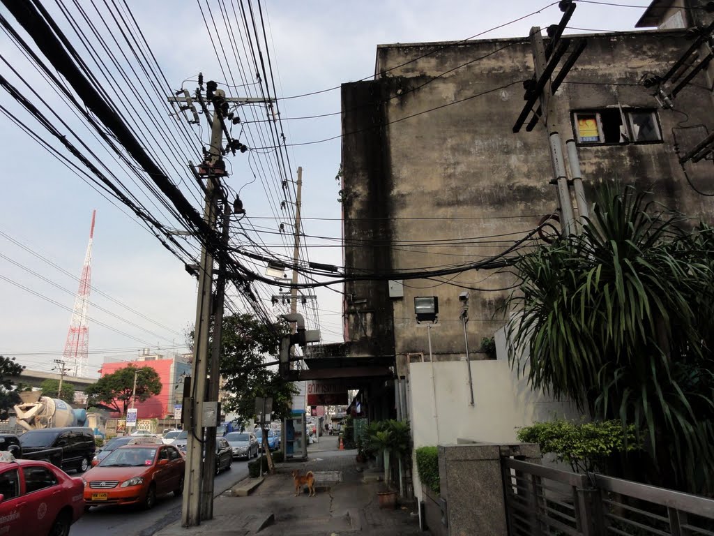 Bang Kapi, Huai Khwang, Bangkok, Thailand by Stefan Gurtner