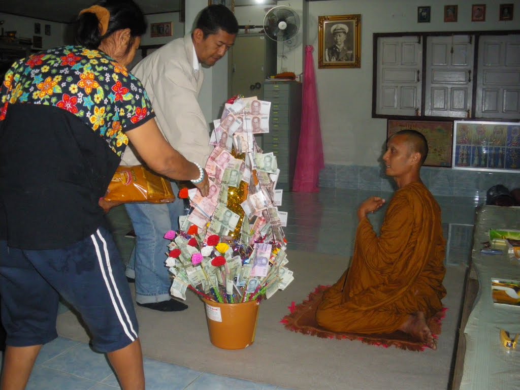 FAITH TO BHUDDHIST PRIEST AT AMATAMAHANAKORN TEMPLE. by alann_c@hotmail.com