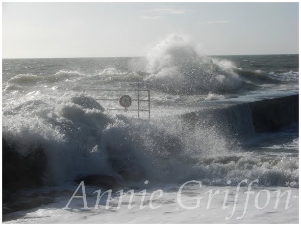 La jetée de Batz sur mer de la plage st Michel by Annie Griffon