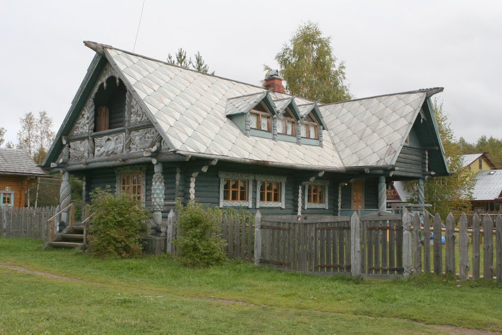 Casa típica rusa en Mandrogui, en el río Svir by R Melgar