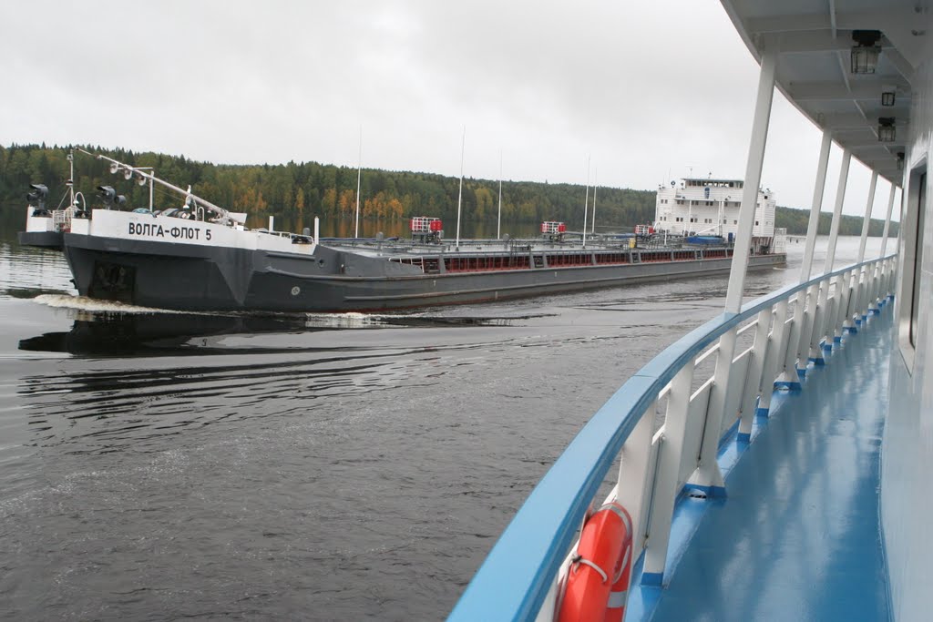 Cruce de navios en el río Svir by R Melgar